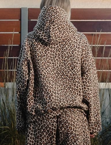 ACCPUR Leopard Print Hoodies for Women Oversized Cheetah Hooded Sweatshirt 2000s Graphic Pullover Tops Y2k Boyfriend Hoodie view 3